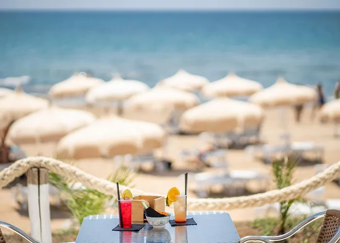 Le Castella & Beach מלון דירות 3*